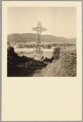 Brouvelieures - croix de cimetière en fer forgé - 1788. – Vue d'ensemble.