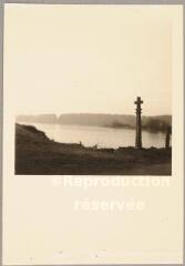 Chaumousey - croix de chemin dite de l'Abbaye. – Vue d'ensemble.