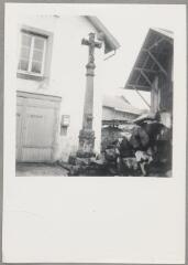 Combrimont - croix de chemin devant la mairie. – Vue d'ensemble ; Christ en croix et saint Nicolas.