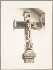 Combrimont - croix de chemin devant la mairie. – Vue rapprochée ; Christ en croix et saint Nicolas.