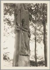 Girmont-Val-d'Ajol - croix de chemin de la ferme de La Broche. – Vue rapprochée sur saint Jacques sculpté sur le fût.