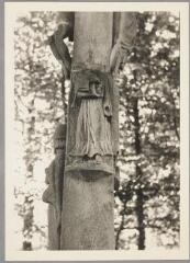 Girmont-Val-d'Ajol - croix de chemin de la ferme de La Broche. – Vue rapprochée d'un saint sculpté sur le fût.