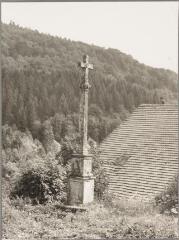 Girmont-Val-d'Ajol - croix de chemin de Méreille - 1724. – Vue d'ensemble.