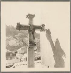 Plombières-les-Bains - croix de mission, au passage du Duc-Henri-II - 1786. – Vue rapprochée sur le revers ; Vierge à l'Enfant.