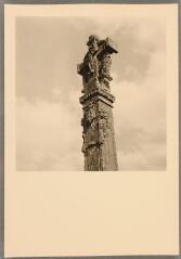 Près de Sainte-Hélène - calvaire. – Vue de la partie supérieure ; Christ en croix accompagné de la Vierge et de [saint Nicolas], fût sculpté.