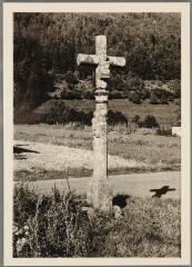 Saint-Étienne-lès-Remiremont - croix de chemin. – Vue d'ensemble ; Vierge à l'Enfant.