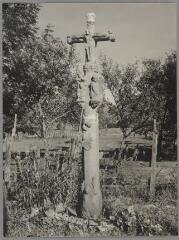 Saint-Étienne-lès-Remiremont - croix de chemin du Révillon - [XVIe siècle]. – Vue d'ensemble ; Christ en croix accompagné de saints, de Marie Madeleine et d'un petit moine.