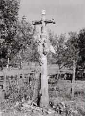 Saint-Étienne-lès-Remiremont - croix de chemin du Révillon - [XVIe siècle]. – Vue d'ensemble ; Christ en croix accompagné de saints, de Marie Madeleine et d'un petit moine.