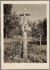 Saint-Étienne-lès-Remiremont - croix de chemin du Révillon - [XVIe siècle]. – Vue d'ensemble ; Christ en croix accompagné de saints, de Marie Madeleine et d'un petit moine.