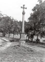 Le Val-d'Ajol - croix de chemin du Bolhâ - 1721. Vue d'ensemble ; monogramme marial sur le croisillon.