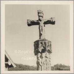 Le Val-d'Ajol - croix de chemin des Chênes - [XVIe siècle]. – Vue rapprochée ; Christ en croix, saints Pierre, André et Jacques.