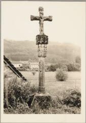 Le Val-d'Ajol - croix de chemin des Chênes - [XVIe siècle]. – Vue d'ensemble ; Christ en croix, saints Pierre, André et Jacques, image de la donatrice.