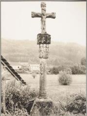 Le Val-d'Ajol - croix de chemin des Chênes - [XVIe siècle]. – Vue d'ensemble ; Christ en croix, saints Pierre, André et Jacques, image de la donatrice.