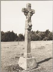 Le Val-d'Ajol.- croix de chemin de la Croisette - 1625. – Vue d'ensemble ; Christ en croix, saint Hubert à cheval.