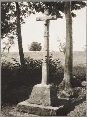 Le Val-d'Ajol - croix de chemin du Pré-Bosson - 1634. – Vue d'ensemble ; Christ en croix.