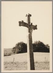 Croix Geliot (non localisée). – Vue rapprochée du croisillon ; Christ en croix.