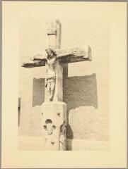 Croix de chemin non localisée. – Vue rapprochée du croisillon ; Christ en croix.
