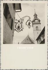 Bezau - église Saint-Jodok. – Vue rapprochée sur le clocher et sur un élément décoratif.