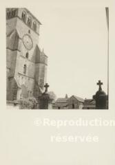 Bar-sur-Seine - église Saint-Étienne. – Vue rapprochée sur la tour principale et le cimetière.