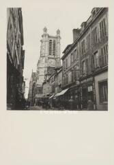 Troyes - cathédrale Saint-Pierre-Saint-Paul : vue du clocher et de la grande horloge.