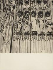 Strasbourg - cathédrale Notre-Dame. – Vue rapprochée sur l'ébrasement gauche du portail occidental central ; prophètes.
