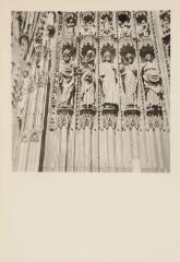 Strasbourg - cathédrale Notre-Dame. – Vue rapprochée sur l'ébrasement gauche du portail occidental central ; prophètes.