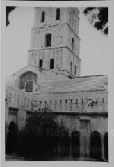 Arles - église Saint-Trophime. – Vue rapprochée sur le cloître et le clocher.