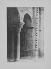 Arles - église Saint-Trophime. – Vue rapprochée sur des colonnes du cloître.