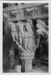 Arles - église Saint-Trophime. – Vue rapprochée sur des chapiteau de colonnes du cloître ; massacre des Innocents.