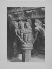 Arles - église Saint-Trophime. – Vue rapprochée sur des chapiteau de colonnes du cloître ; massacre des innocents.
