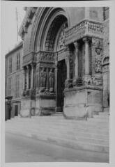 Arles - église Saint-Trophime. – Vue rapprochée sur le portail principal ; saints Jean et Pierre.