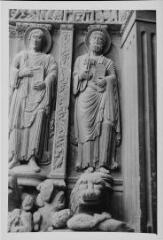 Arles - église Saint-Trophime. – Vue rapprochée sur l'ébrasement gauche du portail principal ; saints Jean et Pierre.