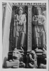 Arles - église Saint-Trophime. – Vue rapprochée sur l'ébrasement droit du portail principal ; saints Paul et André.