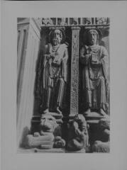 Arles - église Saint-Trophime. – Vue rapprochée sur l'ébrasement droit du portail principal ; saints Paul et André.