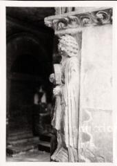 Arles - église Saint-Trophime. – Vue d'une statue de pilier sculpté d'un saint.