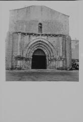 Ars-en-Ré - église Saint-Étienne. – Vue rapprochée sur la façade principale.