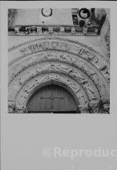 Aulnay-de-Saintonge - église Saint-Pierre-de-la-Tour. – Vue rapprochée sur le portail central de la façade occidentale ; voussures représentant le combat des Vertus et des Vices.