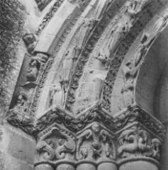 Aulnay-de-Saintonge - église Saint-Pierre-de-la-Tour. Détail du fronton du portail central de la façade occidentale.