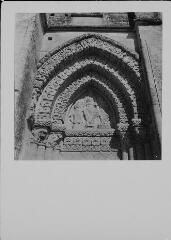 Aulnay-de-Saintonge - église Saint-Pierre-de-la-Tour. – Vue rapprochée sur le fronton de la baie droite de la façade occidentale ; Christ en majesté entouré de saint Pierre et saint Paul.