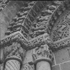 Aulnay-de-Saintonge - église Saint-Pierre-de-la-Tour. – Détail sur le fronton du portail du transept sud ; voussures représentant les Vieillards de l’Apocalypse, les prophètes et les Apôtres.