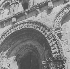 Avy - église Notre-Dame. – Vue rapprochée sur le fronton du portail ; voussures représentant les vieillards de l'Apocalypse.