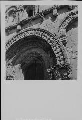 Avy - église Notre-Dame. – Vue rapprochée sur le fronton du portail ; voussures représentant les vieillards de l'Apocalypse.
