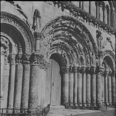 Chadenac - église Saint-Martin. – Vue rapprochée sur le portail principal ; voussures représentant un Christ en gloire séparant les Vertus et les Vices, et les vierges sages et folles.