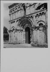 Échillais - église Notre-Dame. – Vue rapprochée sur le portail ; fronton représentant un Christ bénissant et la lapidation de saint Étienne.