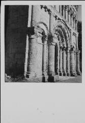 Échillais - église Notre-Dame. – Vue rapprochée sur le portail ; fronton représentant un Christ bénissant et la lapidation de saint Étienne.