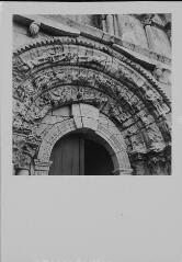 Échillais - église Notre-Dame. – Vue rapprochée sur le fronton du portail ; Christ bénissant, lapidation de saint Étienne.