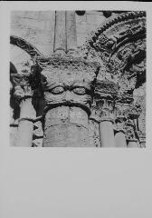 Échillais - église Notre-Dame. – Vue rapprochée sur un chapiteau ; Grand'goule.