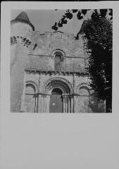 Écoyeux - église fortifiée Saint-Vivien. – Vue rapprochée sur le portail.