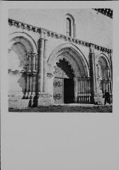 Esnandes - église fortifiée Saint-Martin. – Vue rapprochée sur le portail principal.