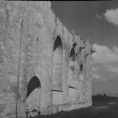 Esnandes - église fortifiée Saint-Martin. – Vue rapprochée d'une façade sculptée de gargouilles.